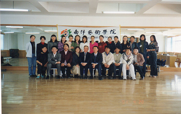 2001年表演学生参加考试现场合影