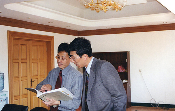 2002年南艺学生处黄老师正在交流考前核对学生考试名单