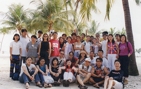 2002年学生欢聚游玩合影