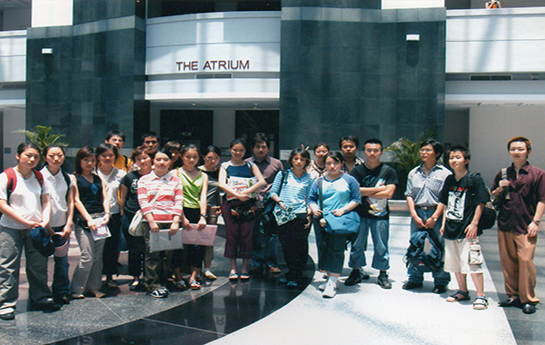 2004年学生报道合影
