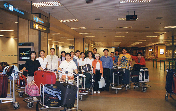 2004年学生接机报道
